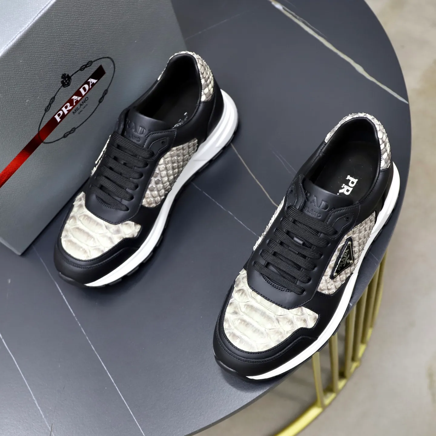 Factory price: 600💰Cow leather lining Brand: PRADA (Prada) Standard code: Men's size 38/44 (45 can be customized) Grade: Same as the official website Material: Original cowhide splicing imported cowhide lining Original combination two-color wear-resistant soft outsole Style category: Leisure and sports version Young fashion European and American trend British style Color: Real picture color